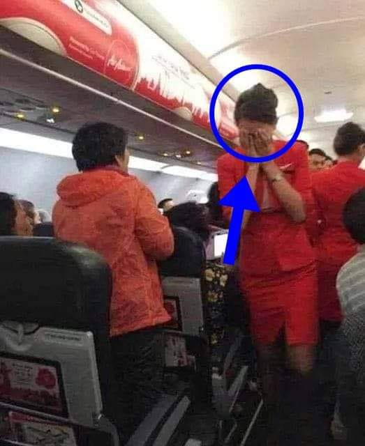 Sunt Stewardesă Și Eram În Avion, La Muncă, Când Am Văzut O Fată De 15 Ani Lângă Un Bărbat Mai În Vârstă.