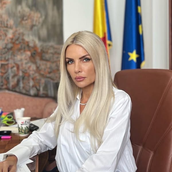 Ce mesaj a transmis Laura Vicol, imediat după ce a ieșit din arest: ”Cearcăne mari la ochi şi răni şi mai mari în suflet”