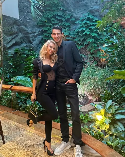 Andreea Bălan și Victor Cornea au început să împartă invitațiile de nuntă. Vedeta de la PRO TV care a primit-o deja
