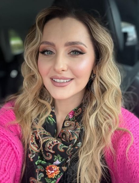 Alina Sorescu trăiește momente de fericire pură! Artista radiază de bucurie, iar acest lucru este evident pe chipul ei.