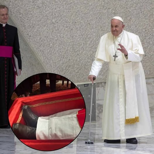 Jorge Mario Bergoglio, cunoscut lumii întregi drept Papa Francisc, a ținut la modestia sa până în ultima clipă .A ales să se întoarcă “în țărână” cu aceiași pantofi simpli și uzați pe care i-a purtat mereu