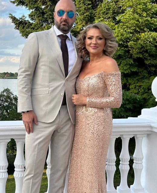 Mirela Vaida și soțul Său: O Prezență elegantă la nunta fiului Gabrielei Firea. Cine este bărbatul cu care vedeta are 3 copii, o casă în pădure și o viață fericită