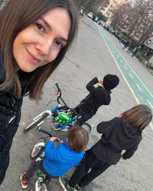 Adela Popescu, sinceră despre viața de familie cu Radu Vâlcan și cei trei băieți: „Suntem bine așa. Nu mai avem loc nici în mașină!”