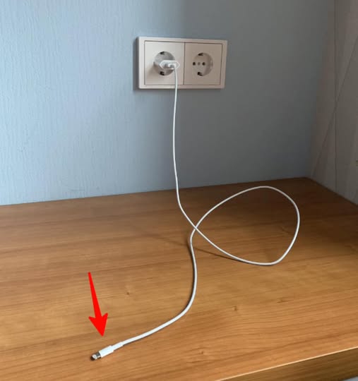 Nu lăsați niciodată încărcătorul conectat la o priză fără telefon. Iată cele trei motive principale