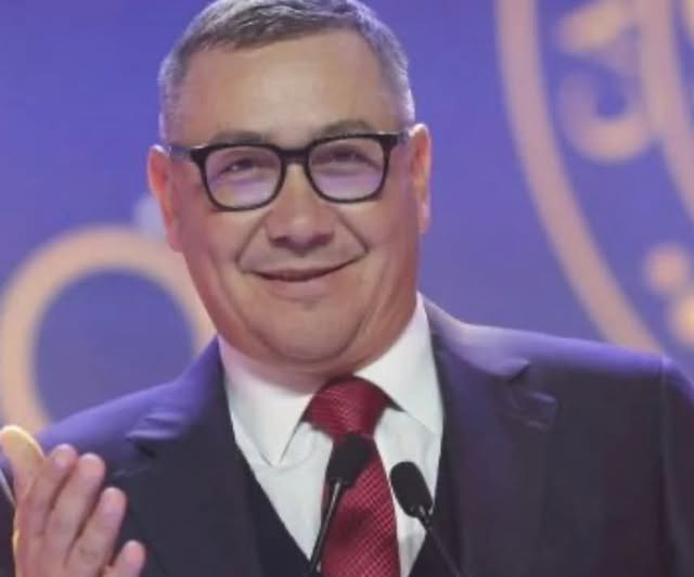 Ea este iubita lui Victor Ponta! Fostul premier s-a afișat pentru prima dată dupa divort cu o tânără șatenă, discretă și elegantă, care a atras toate privirile
