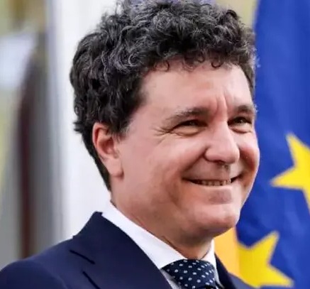 Nicușor Dan, escapadă discretă cu fiica sa. Detaliul care i-a luat prin surprindere pe toți pasagerii.Vezi in comentarii