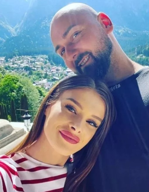 Fiica Teodorei Marcu este în grija tatălui său, Alex Marcu. Ce s-a întâmplat cu Emma după tragedia care a îndoliat o țară întreagă.Vezi in comentarii