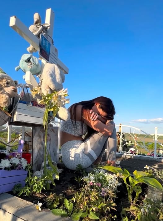Ispita de la Insula Iubirii 2025, în lacrimi la mormântul fiului ei. Cristina Scarlevschi și-a pierdut băiețelul în urmă cu un an