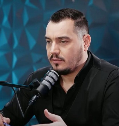 Revenire în forță pentru Bursucu! Adrian Cristea semnează cu Antena 1 și lansează un nou show dedicat relațiilor și testelor iubirii.Vezi în primul comentariu