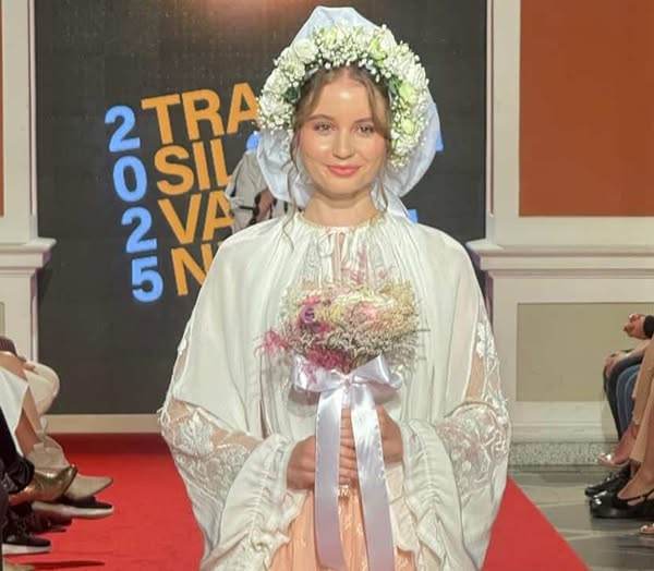 La unsprezece ani de la debut, Irina Columbeanu a urcat din nou pe podium, la Cluj. Tânăra îi calcă pe urme Monicăi Gabor.vezi in comentarii