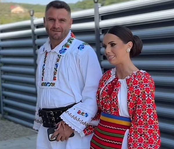 Nași de botez la Bistrița. Georgiana Lobonț și soțul ei, în port popular, au creștinat o fetiță.vezi in comentarii