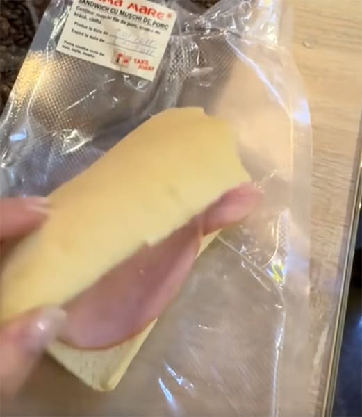 O turistă și-a cumpărat un sandwich de 30 de lei din Aeroportul Bacău. Când l-a desfăcut, a rămas