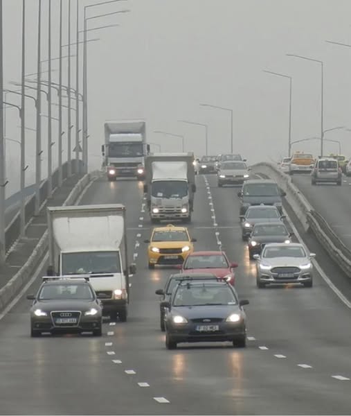 O nouă taxă pentru șoferii care parchează mașina în fața casei. Autoritățile impun reguli stricte