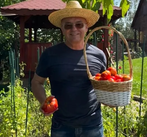 Emil Boc, încântat de primele roșii coapte din grădina sa: „No, bună treabă. Doamne ajută!”.vezi in comentarii