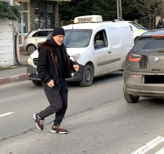 Cum a reacționat Gigi Becali când a întâlnit un livrator nepalez, în plină stradă! A coborât din mașină instant și…