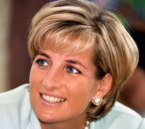 Ultimele cuvinte ale Prințesei Diana, înainte de tragedie. Mărturia emoționantă a pompierului care i-a strâns mâna în ultimele clipe de viață.vezi in comentarii