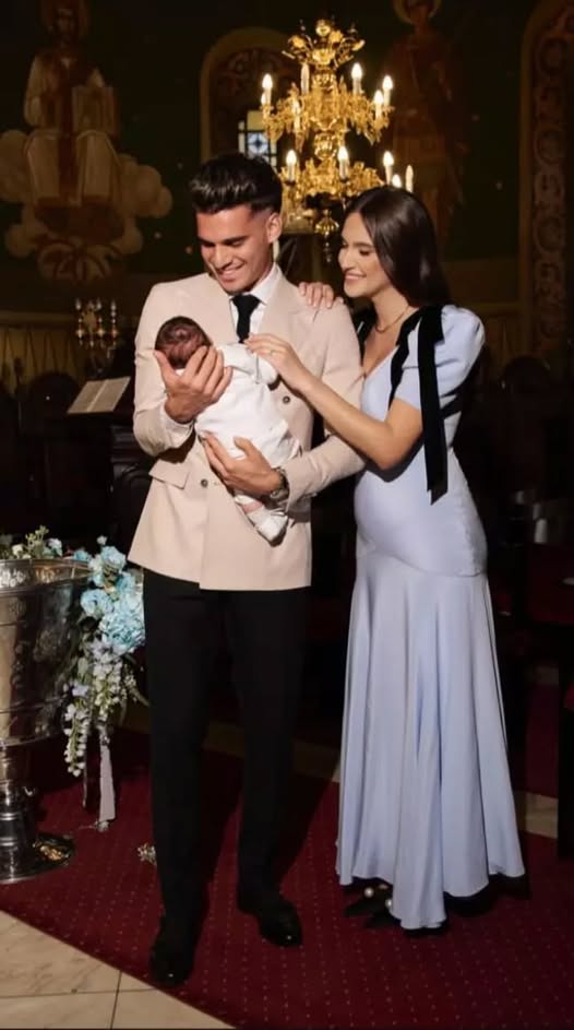 Câți lei a dat Elena pe rochia pe care a purtat-o la botezul fiului ei. Soția lui Ianis Hagi a atras toate privirile.vezi in comentarii