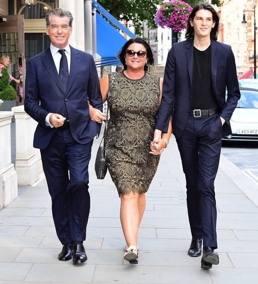 Pierce Brosnan își apără soția, Keely Shaye Smith: „O iubesc în fiecare formă a ei”.Vezi in comentarii