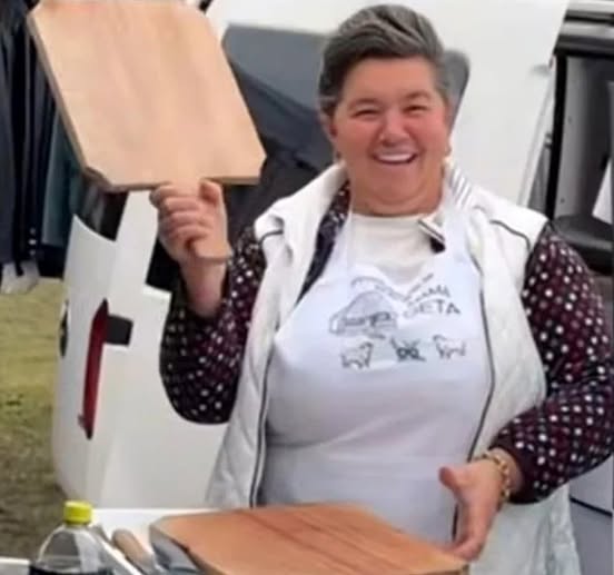 Cât costă acum pastrama de berbecuț în Piața Obor. Mama Geta, celebra mamă a lui Culiță Sterp, a mai mărit prețul. Află rețeta ei delicioasă și micile trucuri care fac … See more