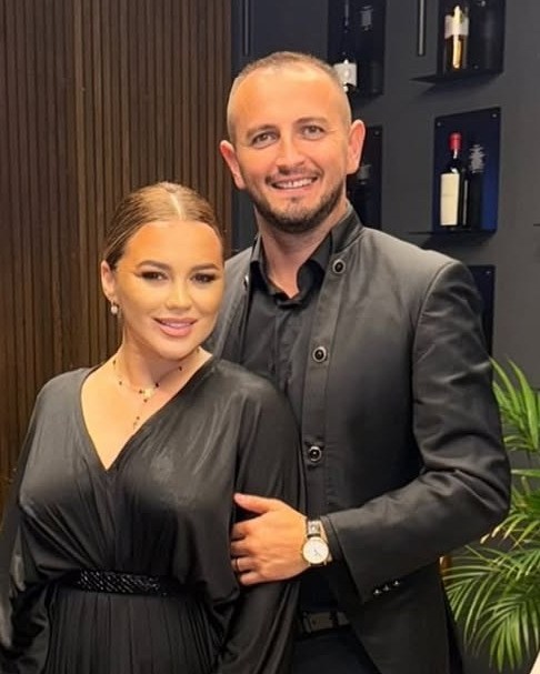 Singurul regret al soțului lui Carmen de la Sălciua. Ce mesaj emoționant i-a scris Marian Corcheș artistei de ziua ei .vezi in comentarii