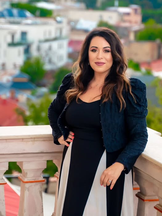 Oana Roman, ironie usturătoare pentru femeile care se critică între ele.vezi in comentarii
