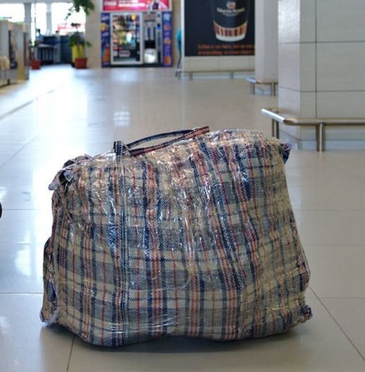 Studentul ăsta s-a dus la gara și și-a luat de la tren pachetul trimis de parinti. Credea că e plin cu mancare si bunătăți, dar când a ajuns acasă și l-a deschis a avut un soc! Ce era in interior