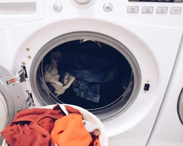 Specialiștii trag un semnal de alarmă: de ce NU e bine să ții mașina de spălat în baie! Problemele pot fi serioase!