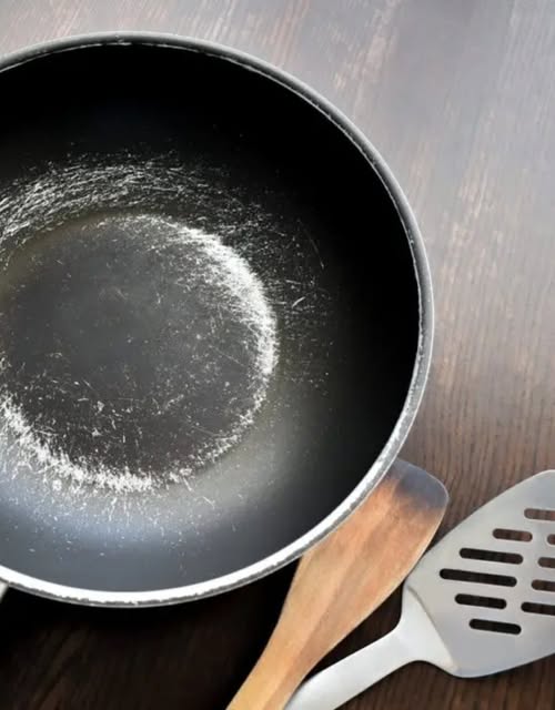 Cum își poți curăța ușor tigaia arsă. Trucul de care nu știai