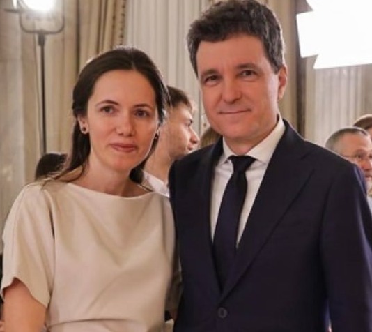 Nicușor Dan, noi dezvăluiri despre nunta cu Mirabela Grădinaru. Motivul pentru care președintele României preferă să păstreze secretă data exactă a evenimentului.Vezi in comentarii