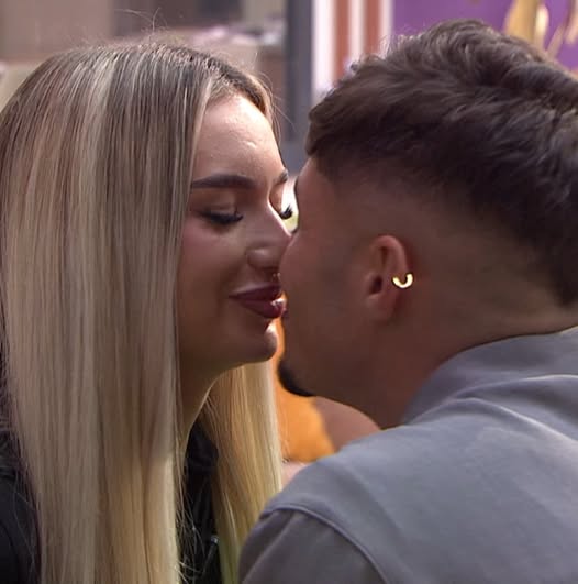 Naomi și Dorobanțu, tot mai apropiați în „Casa iubirii”: un posibil prim sărut în ediția de joi.vezi in comentarii