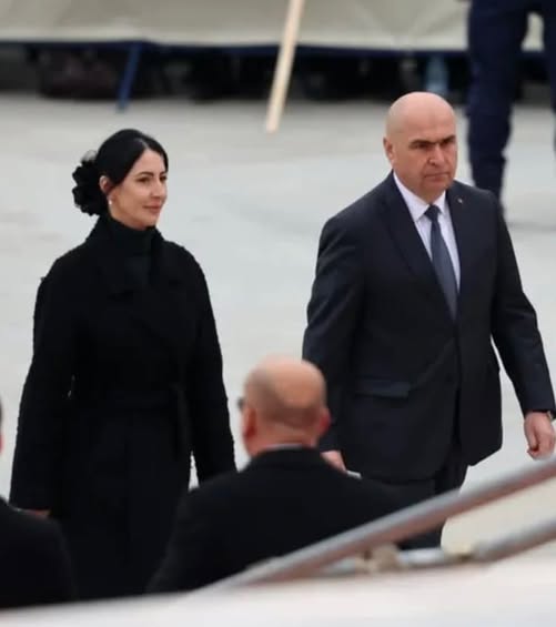 Cine e femeia misterioasă care l-a însoțit și îi ține spatele lui Ilie Bolojan la slujba de sfințire a Catedralei Mântuirii Neamului?