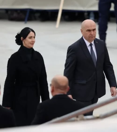 Momente ireale în fata Catedralei Neamului. Ce au facut oamenii cand l-au vazut pe BOLOJAN