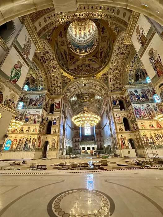 Catedrala Națională, loc de reculegere pentru sute de pelerini. Credincioșii așteaptă ore în șir pentru a păși în lăcașul de cult.vezi in comentarii