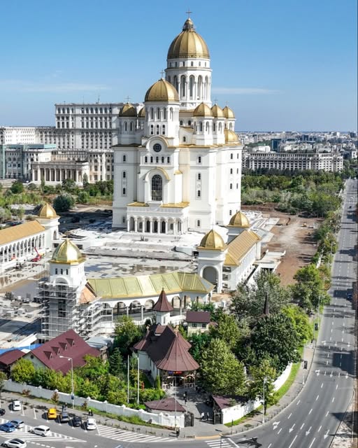 Catedrala Națională își închide porțile pentru pelerini, după 11 zile de rugăciune neîntreruptă. vezi in comentarii .