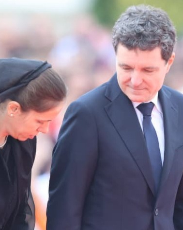 Gest impresionant făcut de Nicușor Dan în fața mulțimii, la sosirea sa la Catedrala Mântuirii Neamului. Președintele României a fost singurul care a avut această reacție. vezi in comentarii .