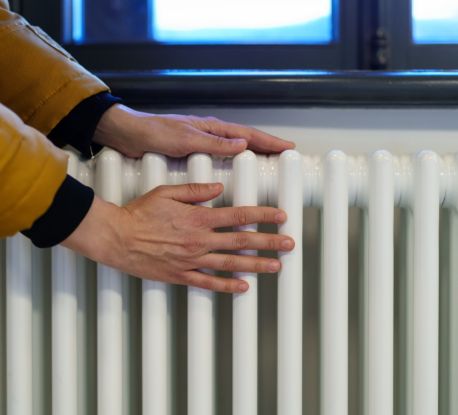 Trucul INGENIOS care reduce factura la căldură! Ce poți pune în spatele caloriferului ca să economisești la iarnă