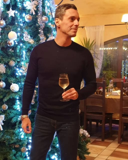 Mircea Badea, dezvăluire surprinzătoare: „N-am mai băut apă de 30 de ani” – cu ce a înlocuit-o și ce le transmite fanilor. vezi in comentarii