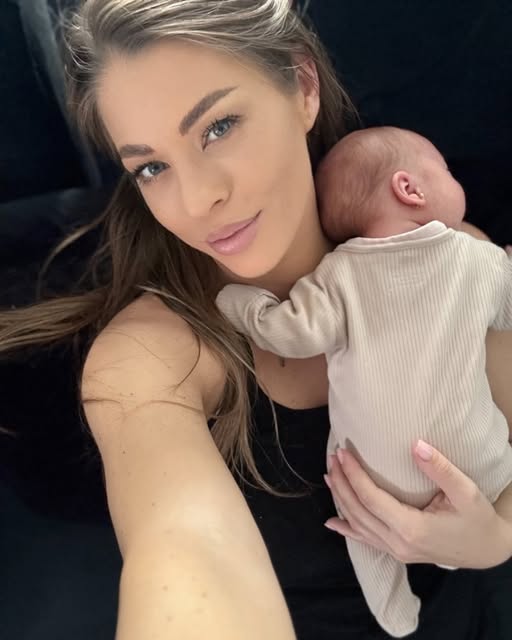 Roxana Nemeș, prima apariție după ce a devenit mamă de gemeni: „Sunt pe altă lume… acasă!” vezi in comentarii