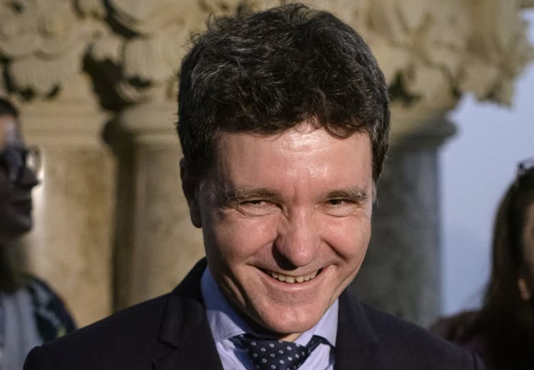 Nicușor Dan, salvat în ultimul moment de o femeie! Momentul stânjenitor a fost observat de toată lumea