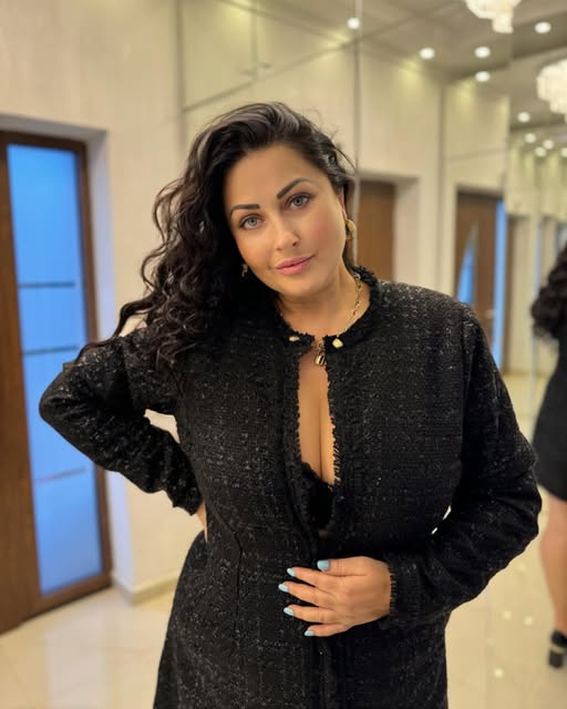 Gabriela Cristea, însărcinată din nou la 50 de ani? Fotografia care a stârnit controverse în mediul online: „Mâna aia pe burtică pare că transmite ceva” vezi in comentarii