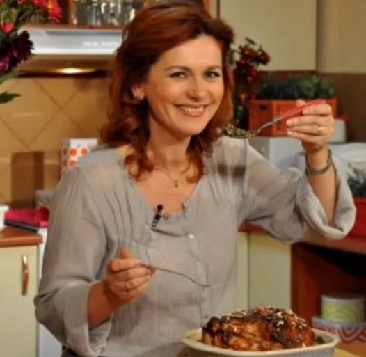 Îți mai aduci aminte de Simona Mihăescu, fosta prezentatoare a emisiunii „Rețeta de acasă”? Cum arată astăzi și cu ce se ocupă după ce a părăsit televiziunea