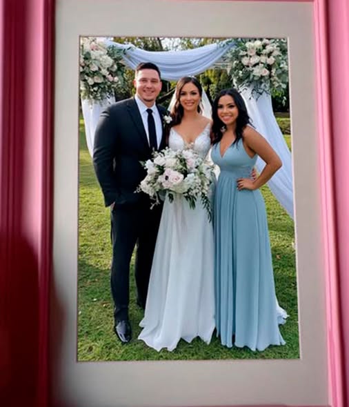 Soțul meu m-a părăsit pentru prietena mea din liceu după ce am pierdut sarcina — trei ani mai târziu, i-am văzut la o benzinărie și nu m-am putut opri din zâmbit.