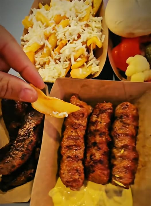 Mai scump ca la restaurant!  Cât costă 3 mici cu cartofi prăjiți, la Târgul de Crăciun 2025 din Craiova