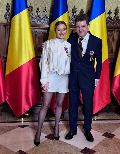 Laura Cosoi, criticată dur după ce s-a fotografiat cu Nicușor Dan