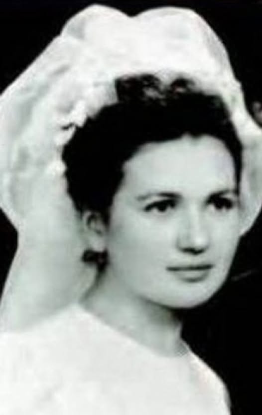 Tu o recunoști pe această tânără din imagine?!Așa arăta în tinerețe soția unui fost președinte al României, unul dintre cei mai controversați