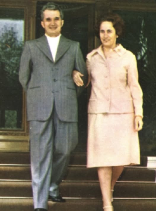 Ce a apărut pe mormântul soților Ceaușescu, la 36 de ani de la Revoluție — Vezi în primul comentariu