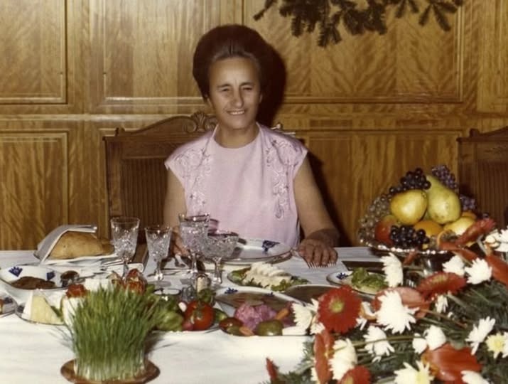 Elena si Nicolae Ceausescu puneau pe masa de Craciun an de an un preparat neobisnuit. Sarmale, salata, piftie, si….Uite ce mancau: vezi in comentarii. Bucatarii au dezvaluit ca era vai si amar daca lipsea de pe masa!