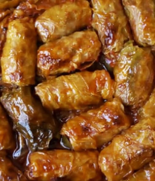 Secretul sarmalelor perfecte. Cum le împăturești, de fapt, corect ca să nu se desfacă