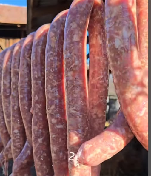 Chef Berry, câștigător„Chefi la cuțite”, dezvăluie secretul cârnaților tradiționali perfecți pentru Crăciun. Trucul care schimbă totul