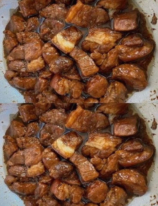 Este cea mai bună carne de porc în sos pe care am mâncat-o în ultima vreme! Iar sosul este din ăla pe care îl ștergi cu pâine din farfurie ca să nu risipești nimic!